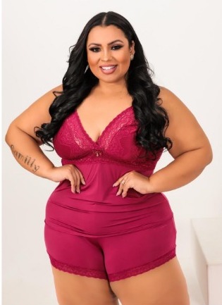 SHORT DOLL EM LIGANETE SEM BOJO COM RECORTES EM RENDA E DETALHES NAS COSTAS. PINGENTE E REGULADORES BANHADOS A OURO 24 QUILATES.