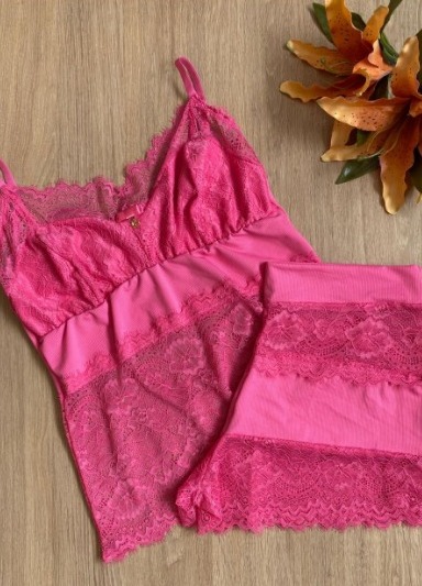 SHORT DOLL EM RENDA E TECIDO CANELADO