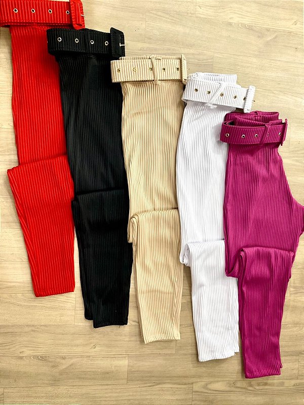 Calça femenina modeladora com cinto cor branca no tamanho M