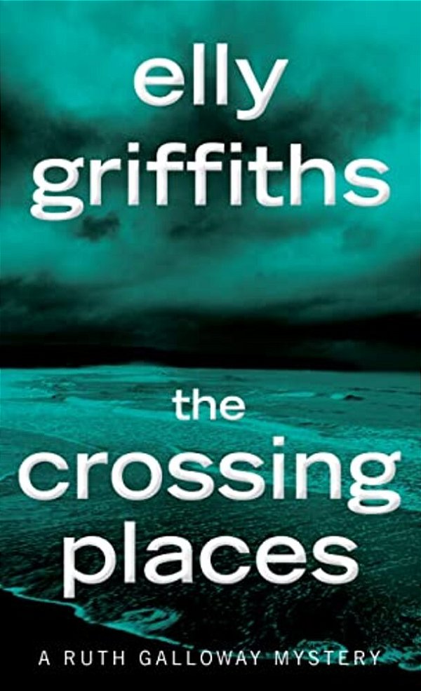 The Crossing Places: The First Ruth Galloway Mystery-..