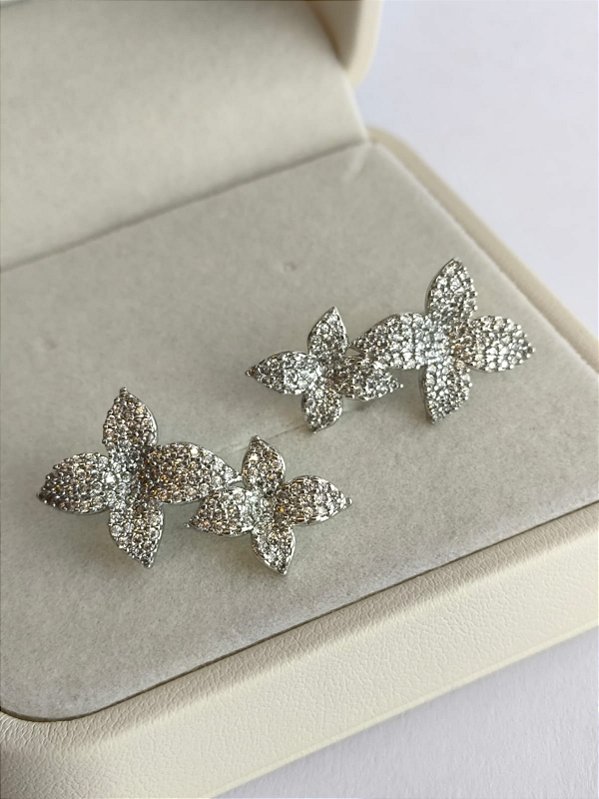 Brinco ear cuff camelia flor banho rodio branco