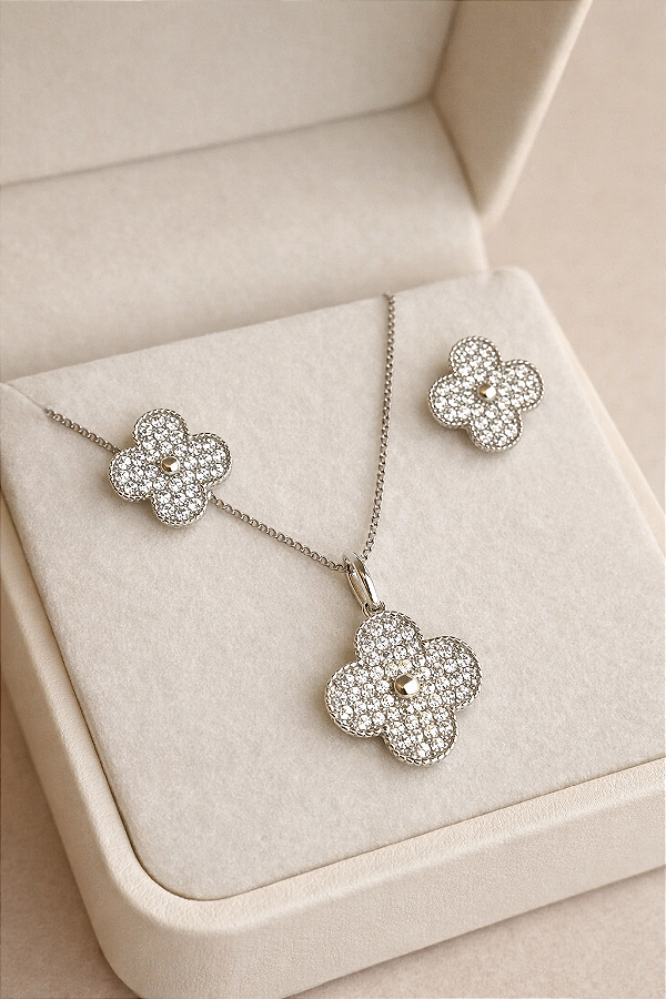 Conjunto trevo cravejado banho rodio branco