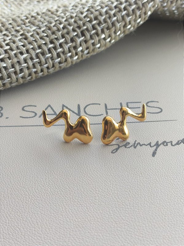 Brinco organico liso banho ouro 18k