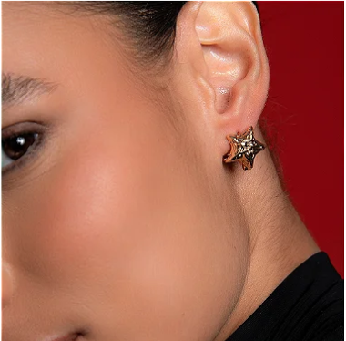 Brinco argola martelado estrela banho ouro 18k