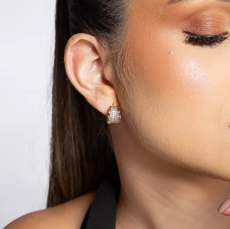 Brinco argola cravejado com zirconias cristal em banho ouro 18k