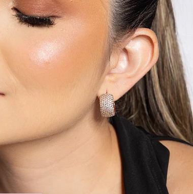 Brinco argola cravejada com zirconias em banho de ouro 18k
