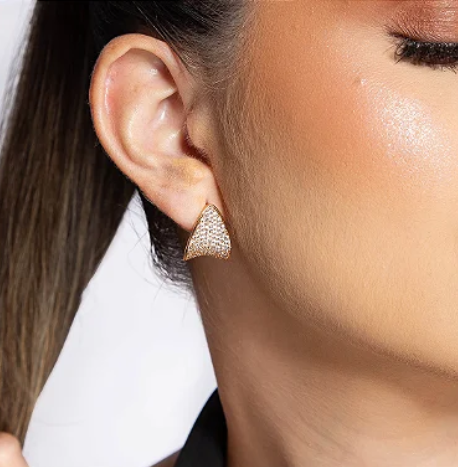 Brinco argola cravejada com zirconias em banho ouro 18k