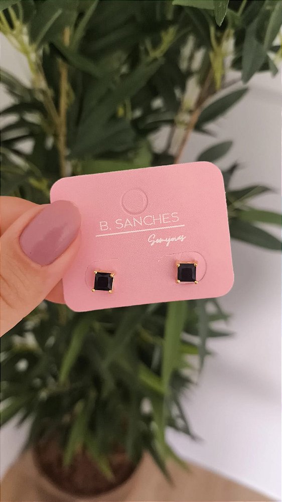 Brinco com pedra onix banho ouro 18k