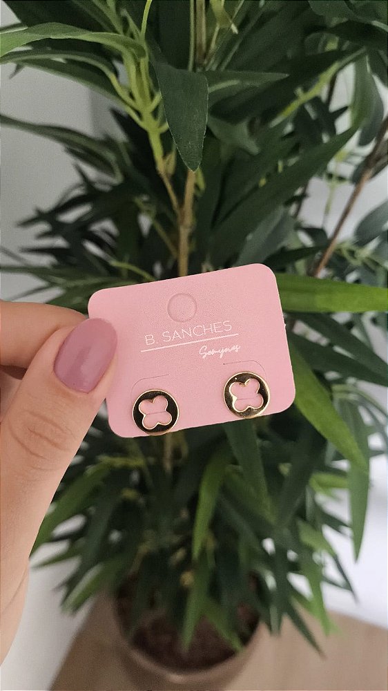 Brinco liso trevo banho ouro 18k