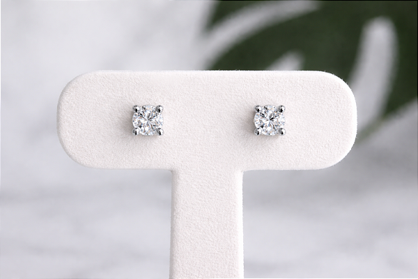 Brinco ponto de luz banhado no rodio branco