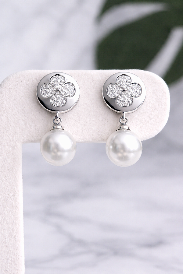 Brinco trevo com perola shell banhado a rodio branco