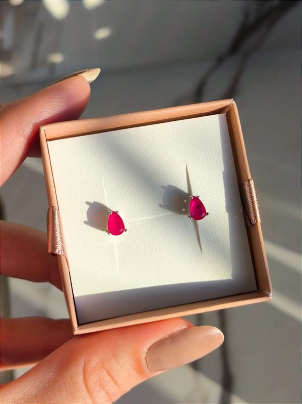 Brinco gota pedra fusion banhado a rodio branco