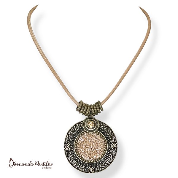 Colar curto c/ cordão, mandala c/ cascalho e pto de luz - bege e dourado 11648