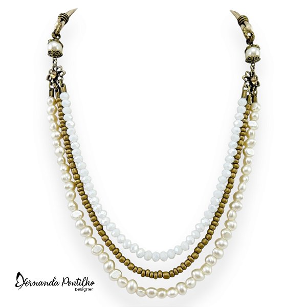 COLAR MÉDIO 3 VOLTAS C/ PÉROLAS, CRISTAIS E MIÇANGAS - BRANCO E DOURADO 12400