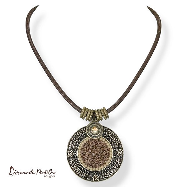 Colar curto c/ cordão, mandala c/ cascalho e pto de luz - marrom 12330