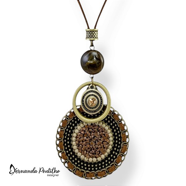 COLAR LONGO DE CORDÃO AJUSTÁVEL E MANDALA C/ CASCALHO - MARROM 12506