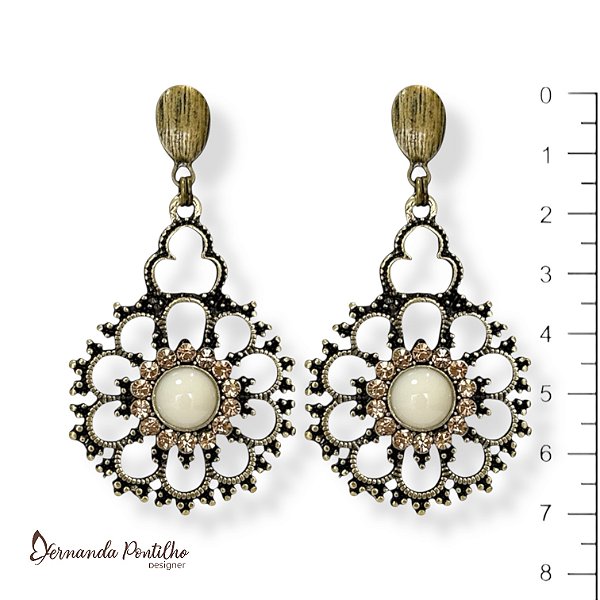 BRINCO FLOR C/ PEDRA RESINA OFF WHITE E STRASS DOURADO 12195