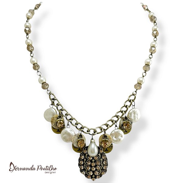COLAR CURTO C/ CRISTAIS, PÉROLAS, MADREPÉROLAS E PINGENTES C/ STRASS DOURADO 12565