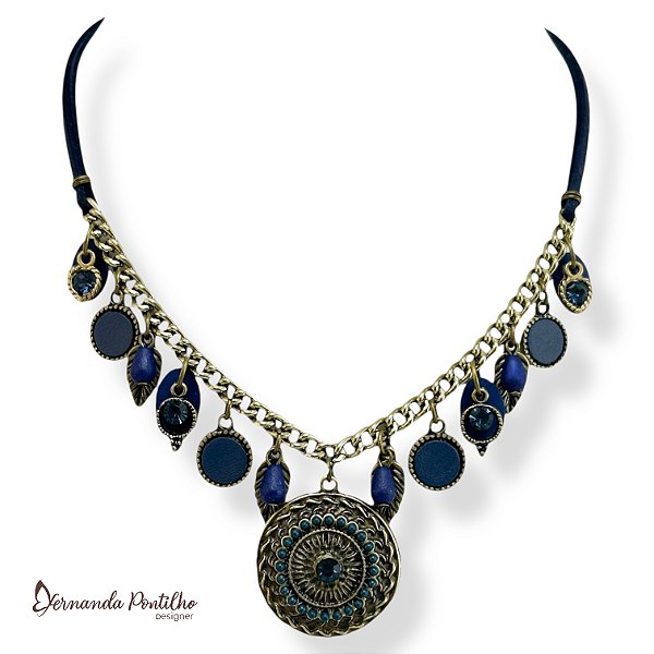COLAR CURTO C/ CORDÃO CAMURÇA, BERLOQUES, COURO E STRASS - AZUL MARINHO 12576