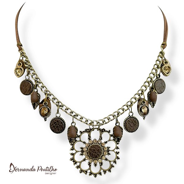 COLAR CURTO C/ CORDÃO CAMURÇA, BERLOQUES, COURO E STRASS - MARROM E DOURADO 12577