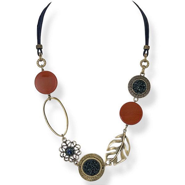 Colar médio c/ cordão, resina, costela de Adão, argola oval, pto de luz e chapas c/ cascalho - azul marinho e terracota 12591