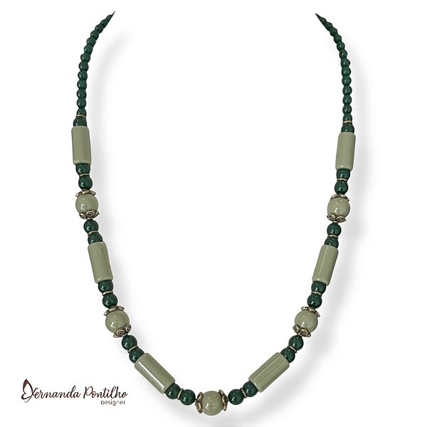 Colar médio c/ bolas e tubos verde sálvia 12619