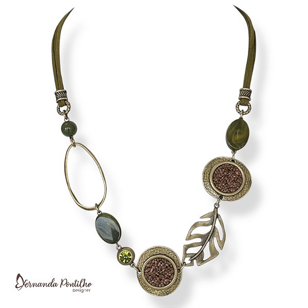 Colar médio c/ cordão, resina, costela de Adão, argola oval, pto de luz e chapas c/ cascalho - verde oliva e marrom 12639