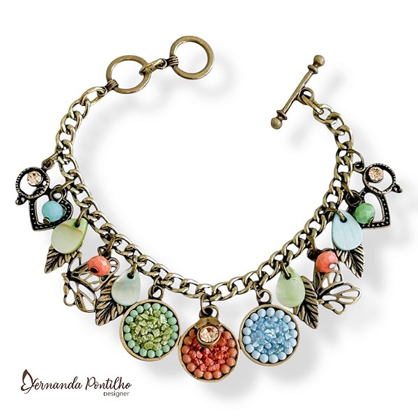 Pulseira c/ berloques, strass e chapinhas c/ cascalho - candy color 12658