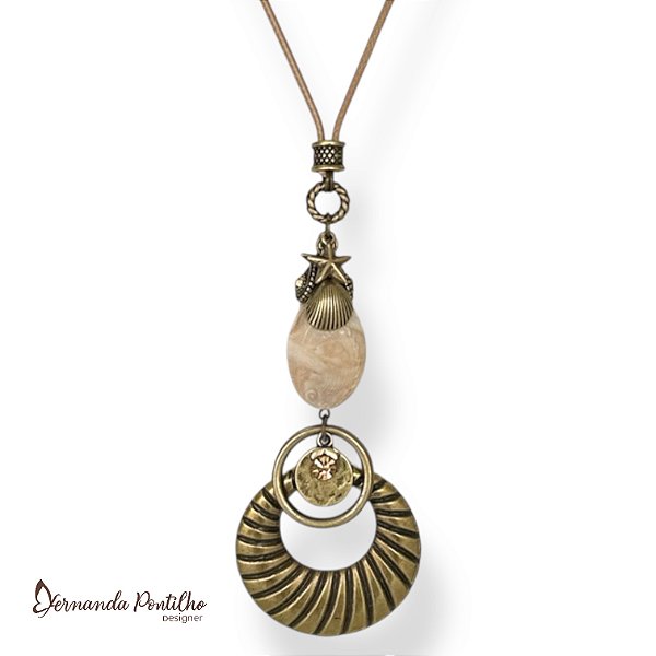 Colar longo c/ cordão, mandala, concha, strass e berloques fundo do mar - bege e dourado 12680