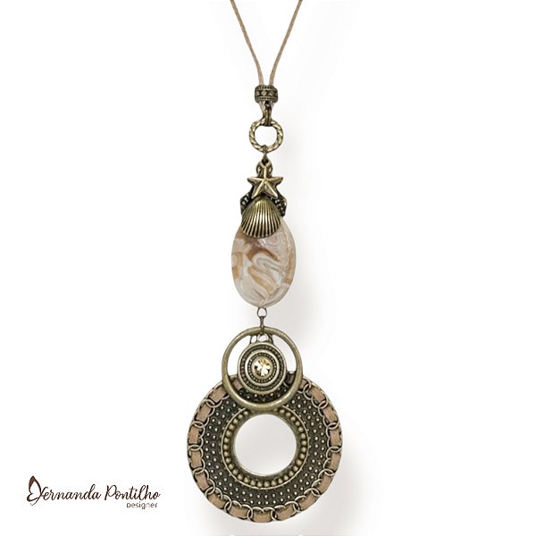 Colar longo c/ cordão, mandala, concha, strass e berloques fundo do mar - bege e dourado 12680