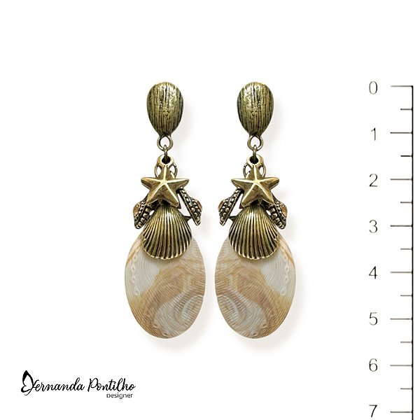 Brinco concha, strass e berloques fundo do mar - bege e dourado 12681