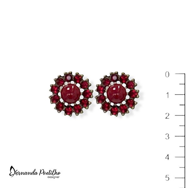 Brinco flor c/ pedra de resina e strass vermelho 12664