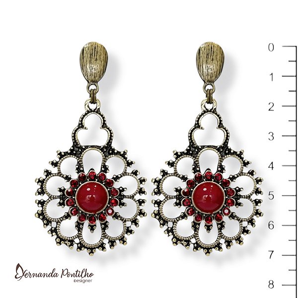 Brinco flor c/ pedra de resina e strass vermelho 12667