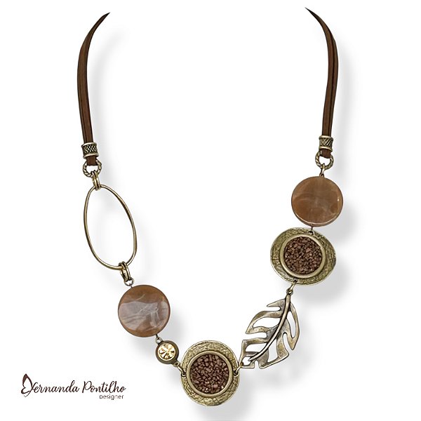 Colar médio c/ cordão, resina, costela de Adão, argola oval, pto de luz e chapas c/ cascalho - marrom 12687