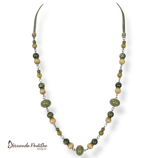 Colar médio c/ cordão, bolas e entremeios verde oliva 12701