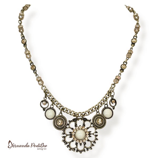Colar curto c/ flor, cristais, berloques e strass - off white e dourado 12714