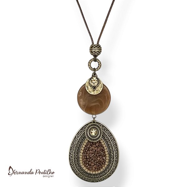 Colar longo c/ cordão, chapa de resina e gota customizada - marrom 12725