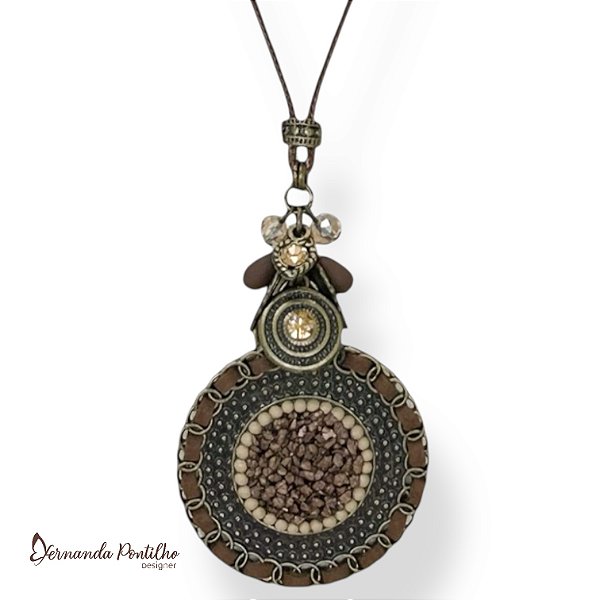 Colar longo c/ cordão, cachinho e mandala c/ cascalho - marrom 12734