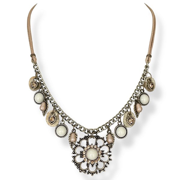 Colar curto c/ flor, berloques e strass - off white e dourado 12900