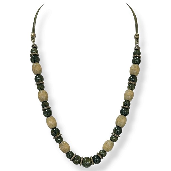 Colar médio c/ cordão, bolas de resina, madeira e entremeios - verde oliva 12798