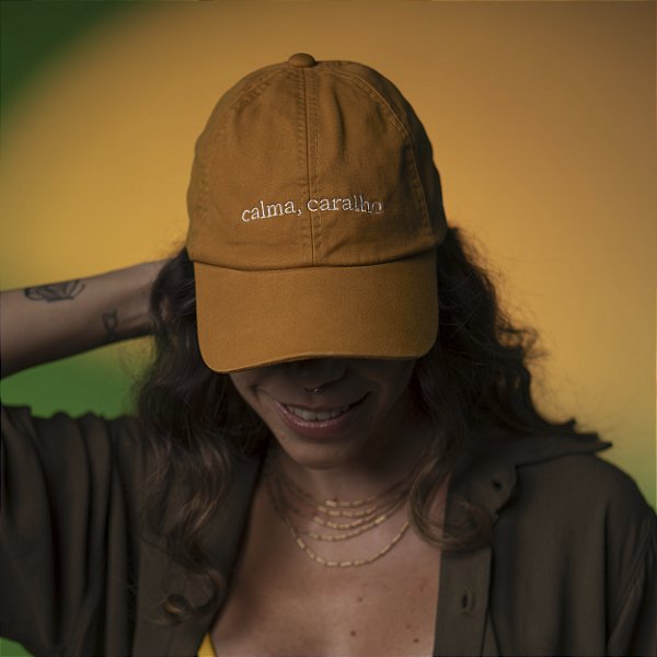 Boné Calma, caralho - mostarda