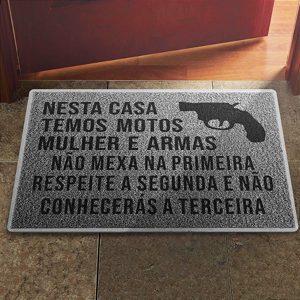 Tapete Capacho Nesta Casa Temos Motos Mulher e Armas