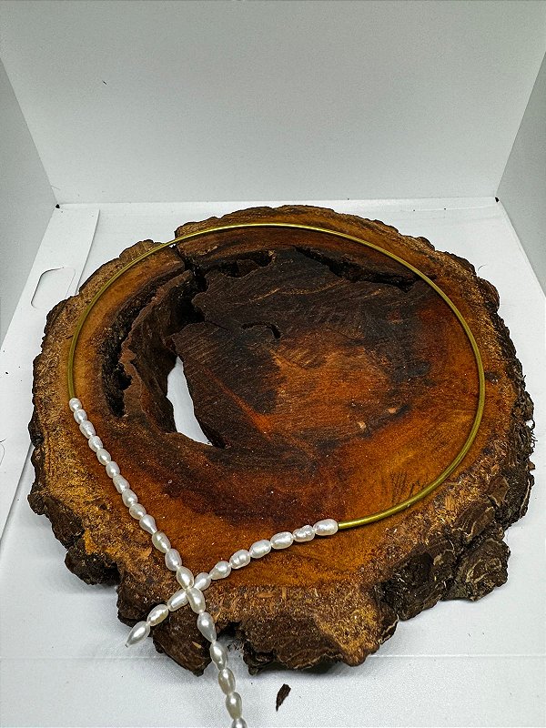 Colar choker com pérolas de arroz