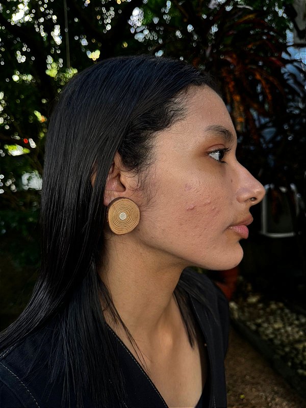 Brinco em formato de tronco de árvore