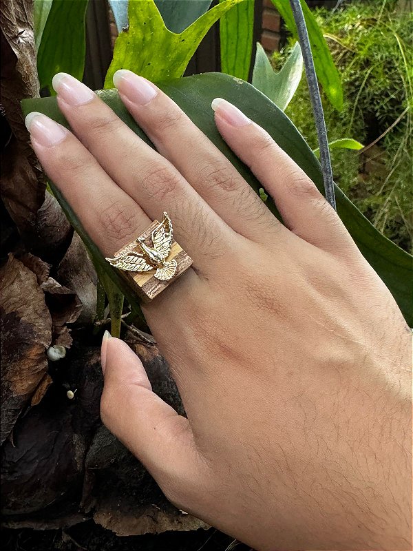 Anel quadrado de madeira com pássaro dourado