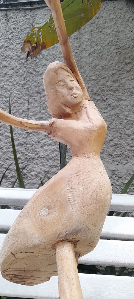 Escultura- Bailarina em madeira