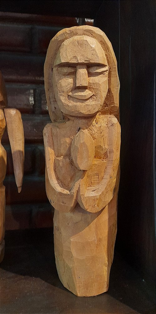 Escultura- Rezadeira de joelhos em madeira