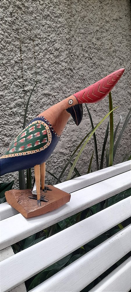 Escultura- Pássaro vermelho e azul, em madeira de Sérgio Teofilo