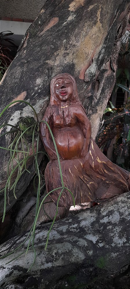 Escultura- Boneca grávida em madeira marrom longa