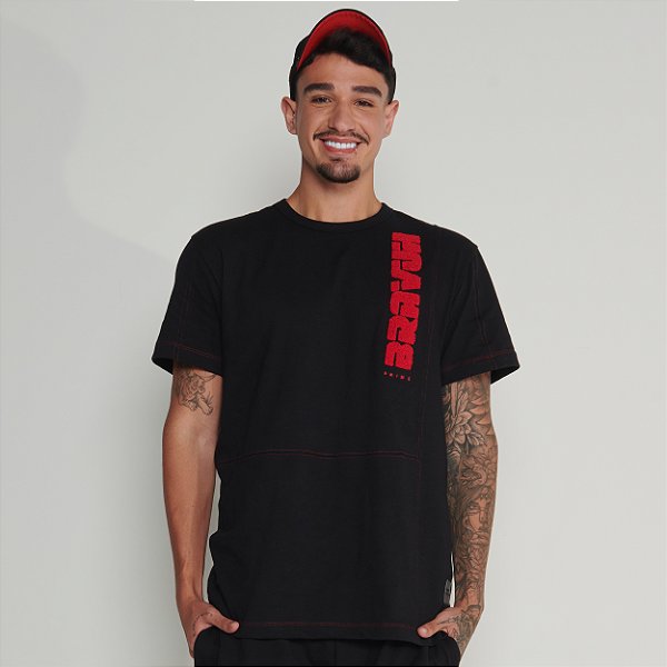 Camiseta Over Preta e Vermelha Bordado Chenile